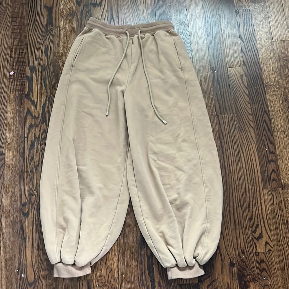 Balloon style sweat pants size small tan with pockets